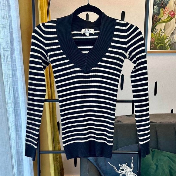 Fitted striped v-neck emo lei sweater. - Picture 4 of 4